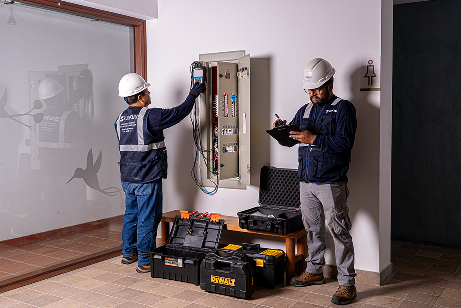 Sistema Solar Fotovoltaico Híbrido en Dordean